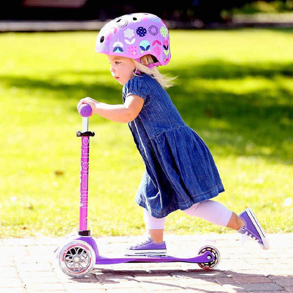Micro-Mini-Deluxe-Scooter-Lifestyle-Photo